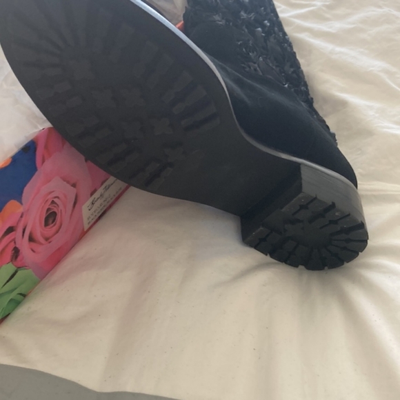 NEW Beverly Feldman Roses Black Suede Boots - Picture 5 of 5